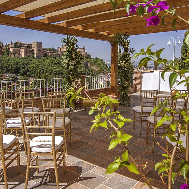 bodas-elcamborio-granada-galeria-22 Montaje de ceremonia civil de boda en terraza de El Camborio con vistas a la Alhambra de Granada