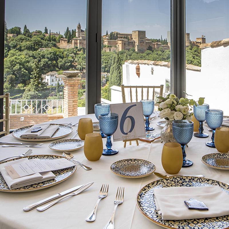 bodas-elcamborio-granada-galeria-24 Banquete de boda en salón interior de El Camborio con panorámica de la Alhambra de día