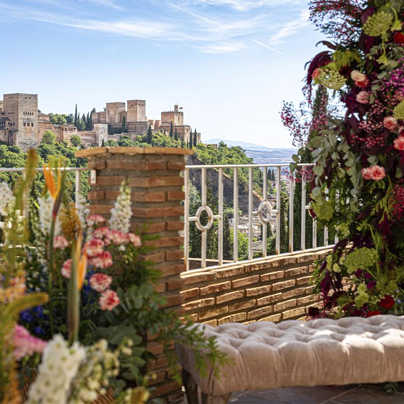 bodas-elcamborio-granada-galeria-28 Altar de boda civil en El Camborio con panorámica de la Alhambra de Granada