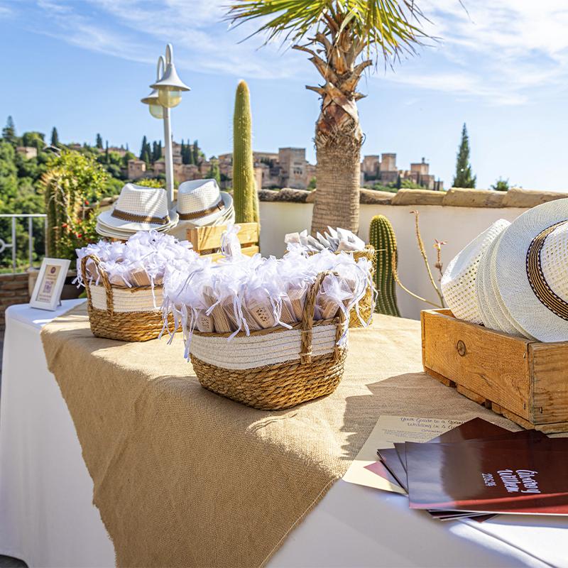 bodas-elcamborio-granada-galeria-30 Detalles para los invitados boda, sombreros y abanicos para combatir el calor de Granada