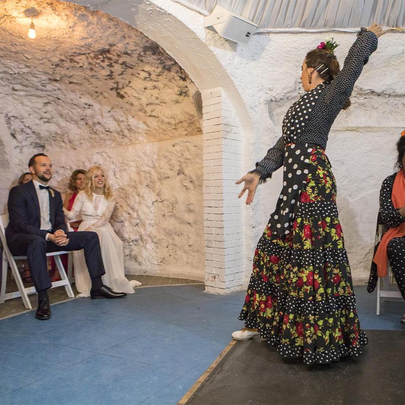 bodas-elcamborio-granada-galeria-32 Artistas de flamenco actuando en cueva del Sacromonte durante celebración de boda en El Camborio