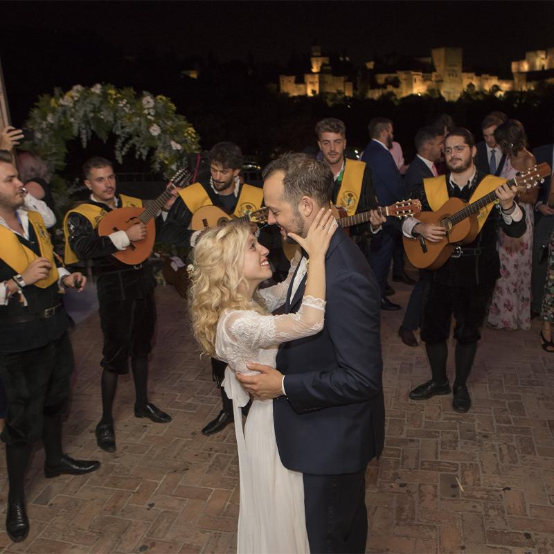 bodas-elcamborio-granada-galeria-33 Baile de los novios mientras toca la Tuna universitaria en la terraza de El Camborio con la Alhambra de fondo