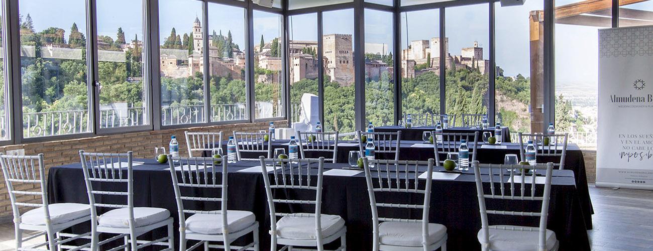 cabecera-página-corporativa Montaje preparado para un evento corporativo en El Camborio, con mesas, sillas y decoración elegante listas para los invitados.