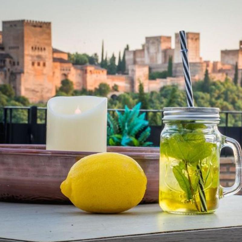 Vaso de limonada refrescante servido durante una boda en El Camborio, con decoración elegante y ambiente festivo.