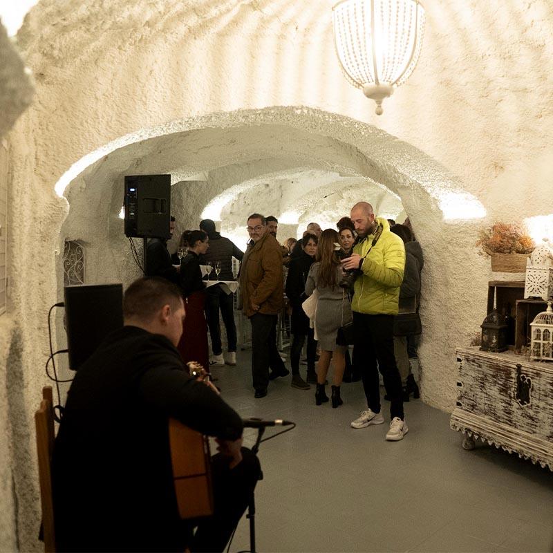 Artistas de flamenco actuando en cueva del Sacromonte durante celebración de boda en El Camborio