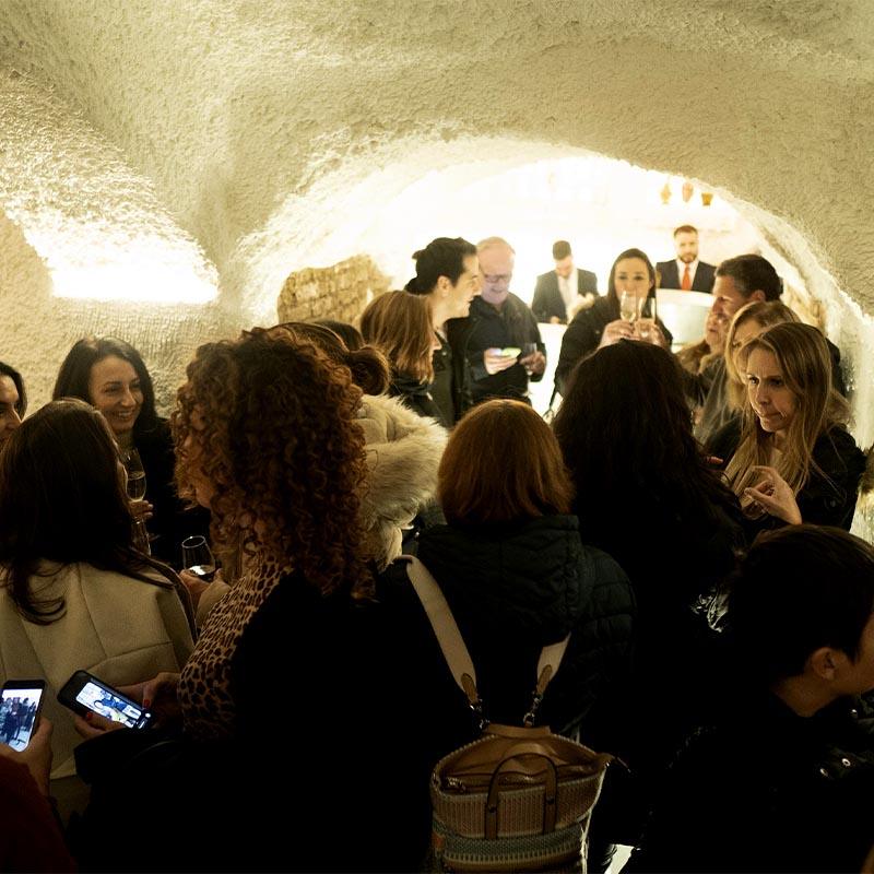 Invitados disfrutando de un evento social en la zona de la cueva de El Camborio, un espacio típico del Sacromonte.