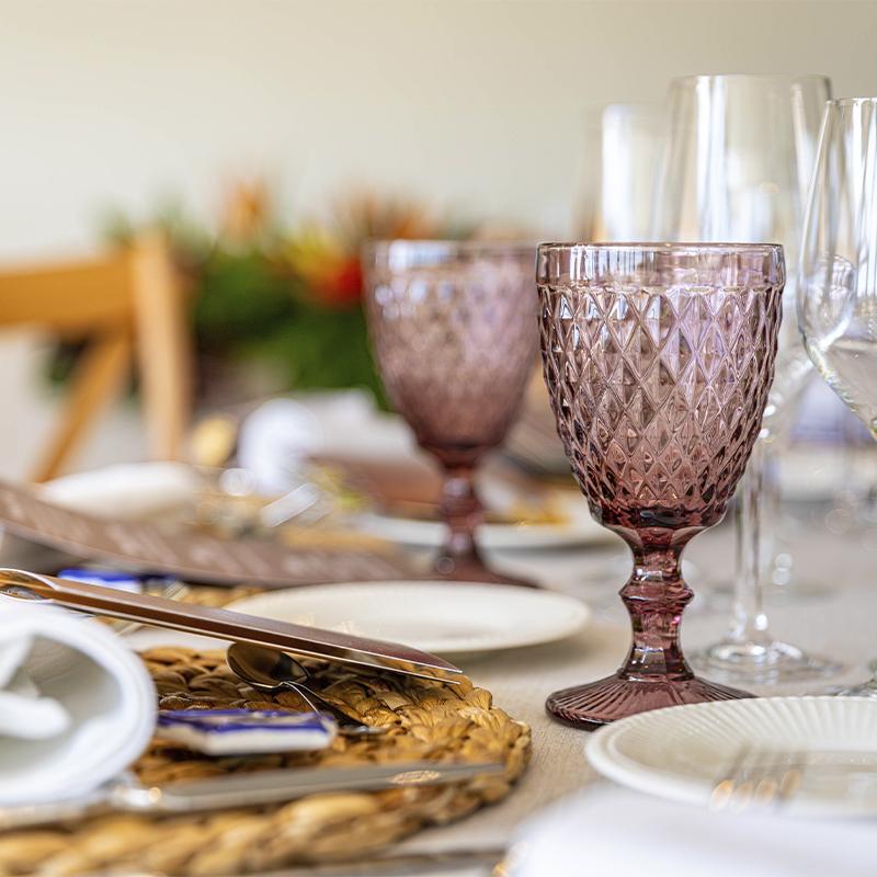 elcamborio-eventos-sociales-granada-24 Detalles de la mesa de boda en El Camborio, con copas de cristal, menaje elegante y rosas, creando un ambiente muy chic