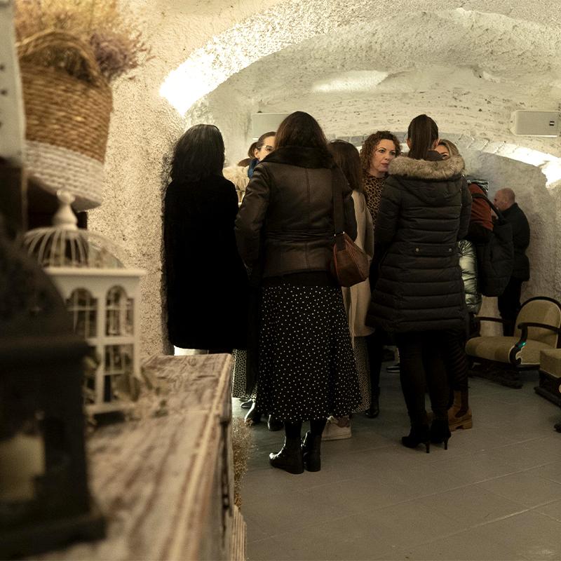 Invitados disfrutando de un evento corporativo en la cueva de El Camborio, un espacio típico del Sacromonte.