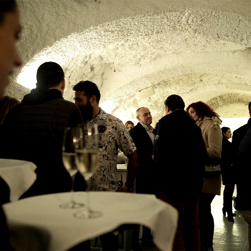 Invitados disfrutando del evento corporativo en la cueva de El Camborio, en un ambiente típico del Sacromonte.
