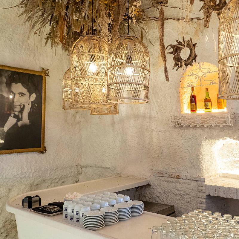 eventos-corporativos-elcamborio-granada-5 Zona de la barra en El Camborio con decoración tradicional, incluyendo un cuadro con la imagen de Federico García Lorca.