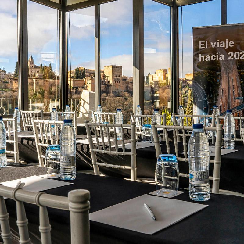 eventos-corporativos-elcamborio-granada-8 Vista del salón interior de El Camborio preparado para un evento corporativo, mostrando mesas cuidadosamente dispuestas y ambiente profesional.