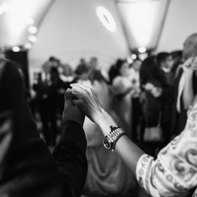 Invitados disfrutando de un evento social en El Camborio, en un ambiente elegante.
