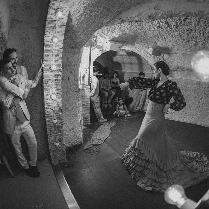 Artistas de flamenco actuando en cueva del Sacromonte durante celebración de boda en El Camborio
