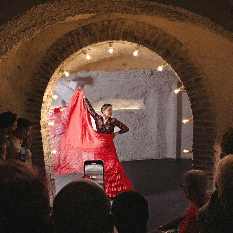interior-flamenca-1 Artistas de flamenco actuando en cueva del Sacromonte durante celebración de boda en El Camborio